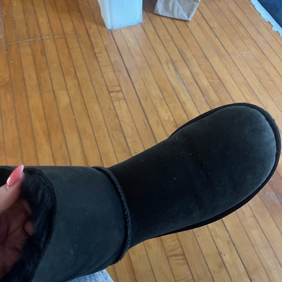 UGGS - Picture 2 of 6